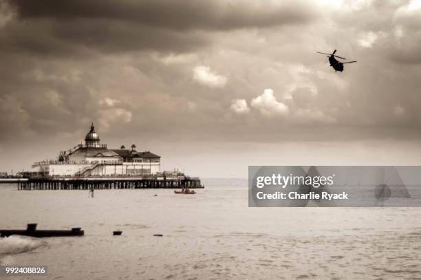 chinook over eastbourne pier - eastbourne pier photos et images de collection