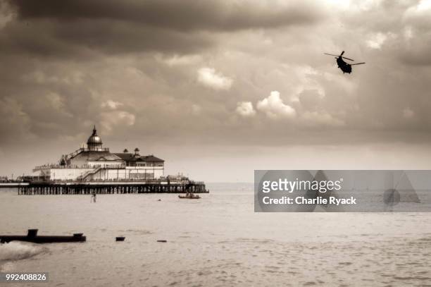 chinook over eastbourne pier - eastbourne pier stockfoto's en -beelden