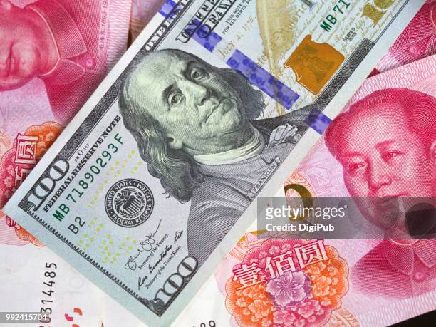 usd vs rmb (us dollar and ccp renminbi) - billete de yuan chino fotografías e imágenes de stock
