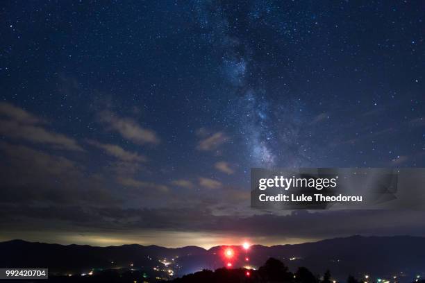 milky way over hiawassee, georgia - hiawassee stock pictures, royalty-free photos & images