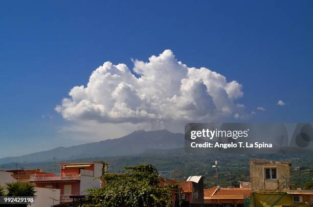 nuclear cloud above mt. etna - mt etna fotografías e imágenes de stock