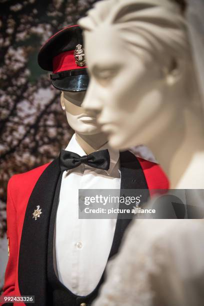 The marriage costumes of the British military musician Tony Young and his wife, the German nurse Sigrid Krueger-Young from the year 1990 in...