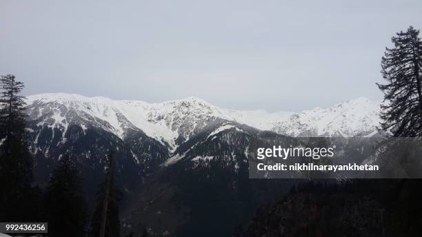 snowy moountain ranges in manali - manali stock-fotos und bilder
