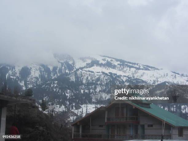 snowy moountain ranges in manali - manali stock-fotos und bilder