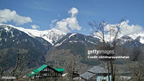 snowy moountain ranges in manali - manali stock-fotos und bilder