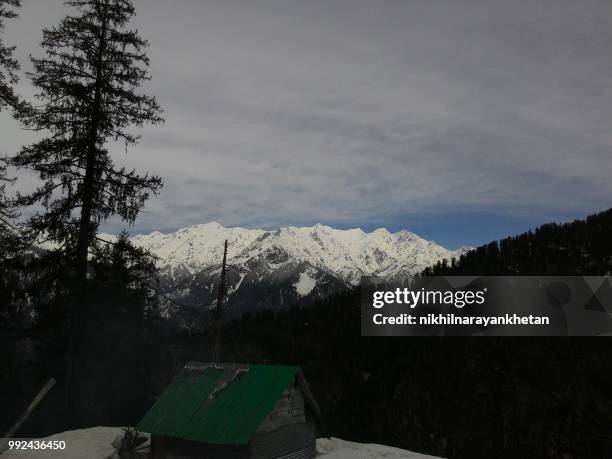 snowy moountain ranges in manali - manali stock-fotos und bilder