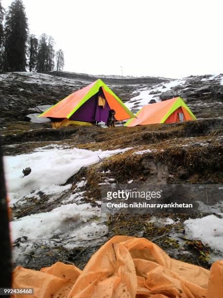 snowy moountain ranges in manali - manali stock-fotos und bilder