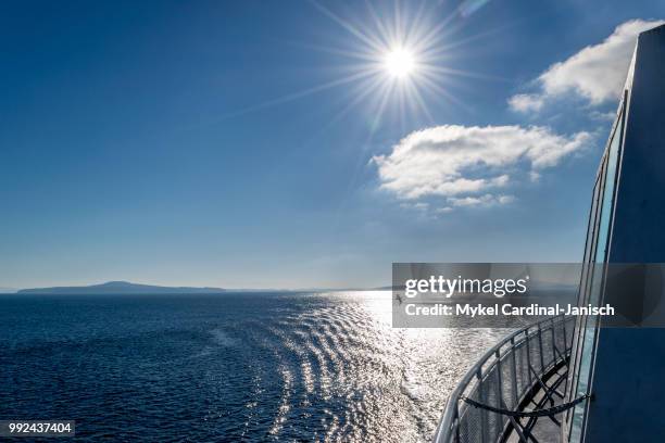 ferry ride - torre spinnaker imagens e fotografias de stock