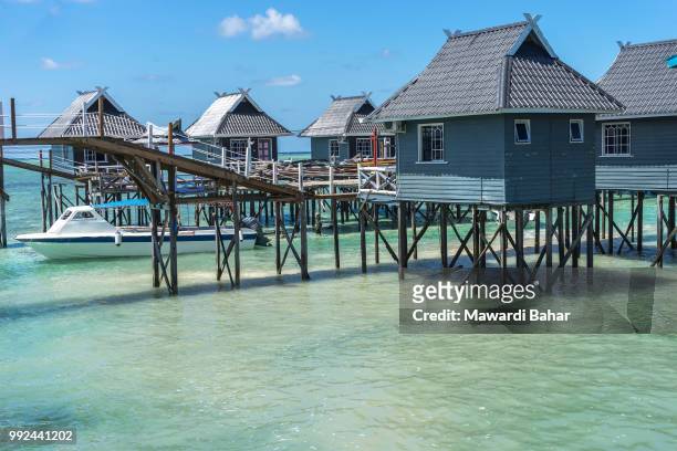 bungalows on mabul island, sabah, east malaysia - mabul island fotografías e imágenes de stock