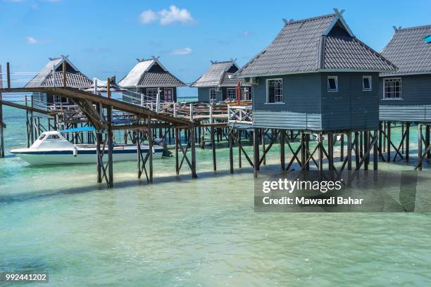 bungalows on mabul island, sabah, east malaysia - mabul island stock pictures, royalty-free photos & images