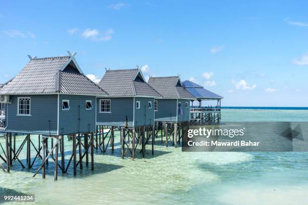 bungalows on mabul island, sabah, east malaysia - mabul island fotografías e imágenes de stock