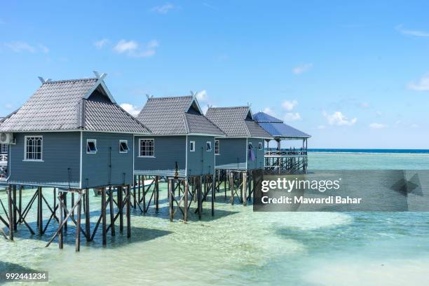 bungalows on mabul island, sabah, east malaysia - mabul island stock pictures, royalty-free photos & images