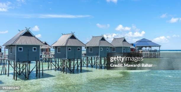 bungalows on mabul island, sabah, east malaysia - mabul island stock pictures, royalty-free photos & images