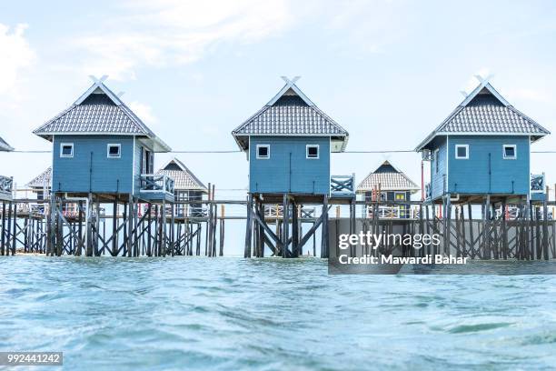 bungalows on mabul island, sabah, east malaysia - mabul island fotografías e imágenes de stock