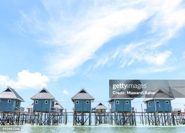 bungalows on mabul island, sabah, east malaysia - mabul island fotografías e imágenes de stock