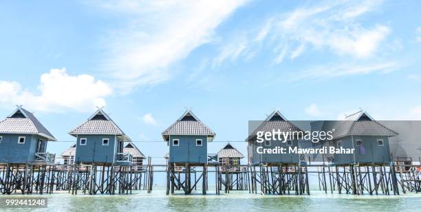 bungalows on mabul island, sabah, east malaysia - mabul island fotografías e imágenes de stock