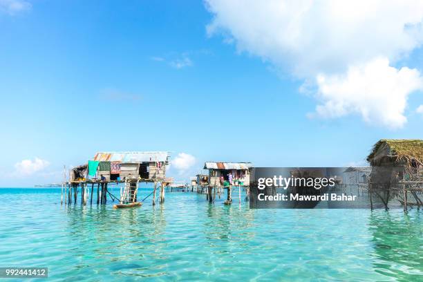 sabah, malaysia - august 17, 2015 : bajau laut house in bodgaya island, sabah, malaysia. they lived - bajau stockfoto's en -beelden