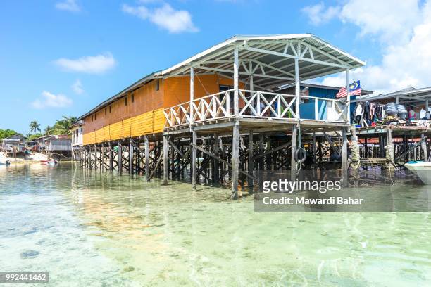 sabah, malaysia - august 15, 2015 : traditional floating resort at mabul island, sabah, malaysia. - mabul island fotografías e imágenes de stock