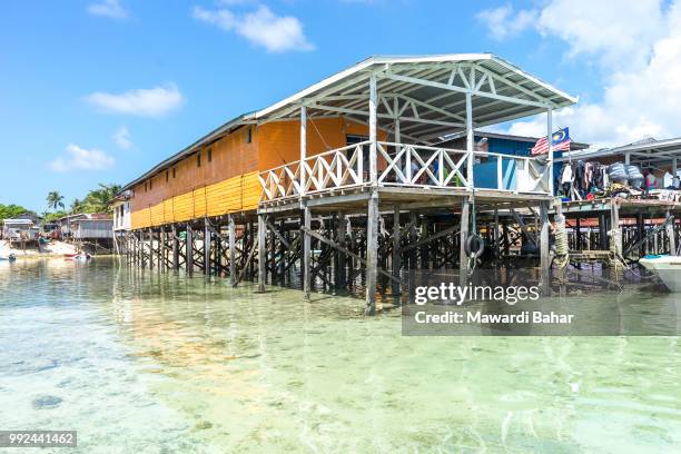 sabah, malaysia - august 15, 2015 : traditional floating resort at mabul island, sabah, malaysia. - floating island stock pictures, royalty-free photos & images