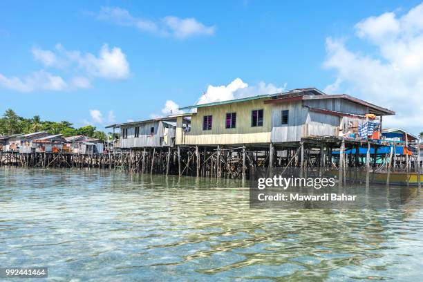 sabah, malaysia - august 15, 2015 : traditional floating resort at mabul island, sabah, malaysia. - floating island stock pictures, royalty-free photos & images