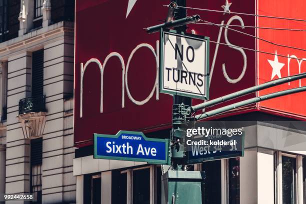macy’s department store on sixth avenue in midtown manhattan - garment district photos et images de collection