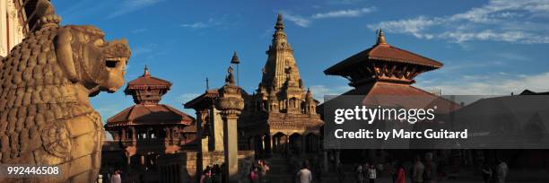 bhaktapur's durbar square with its beautiful temples and buildings before the 2015 earthquake, bhaktapur, kathmandu valley, nepal - piazza durbar kathmandu stock-fotos und bilder