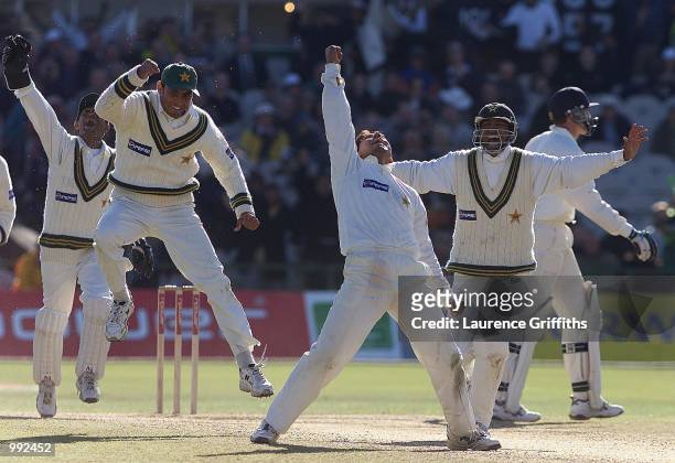 Pakistan celebrates Saqlain Mushtaq wicket of Dominic Cork of England during the Second Npower Test match between England and Pakistan at Old...