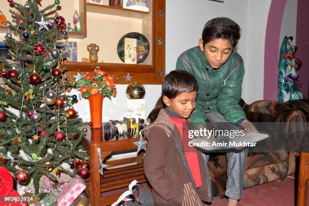 christian family reading bible and praying on christmas 2017 - amir mukhtar stock pictures, royalty-free photos & images