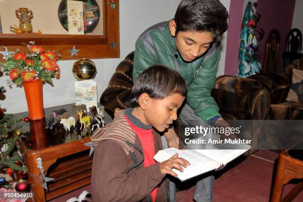 christian family reading bible and praying on christmas 2017 - amir mukhtar stock pictures, royalty-free photos & images