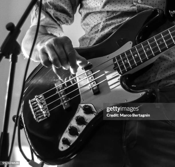 bw bass - instrumento baixo imagens e fotografias de stock