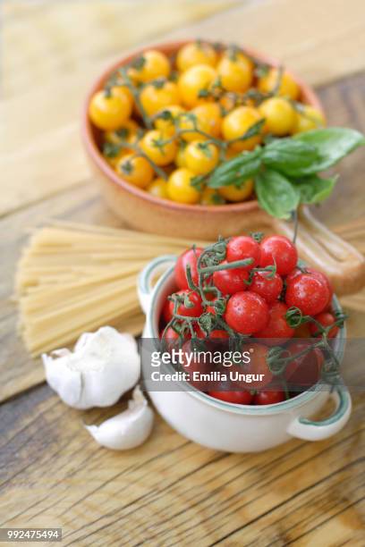 cherry tomatoes, garlic and spaghetti - emilia stock-fotos und bilder