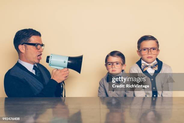 retro-nerd-kinder hören nicht zu papa - standards stock-fotos und bilder