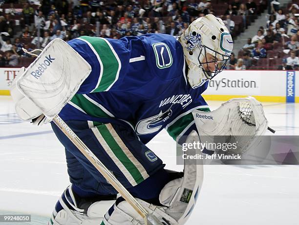 Roberto Luongo skates onto the ice in Game 6 of the Western Conference Semifinals against the Chicago Blackhawks during the 2010 Stanley Cup Playoffs...