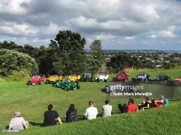 boys and their toys: morgan motor car club meet at north head, auckland - mark morgan stock-fotos und bilder