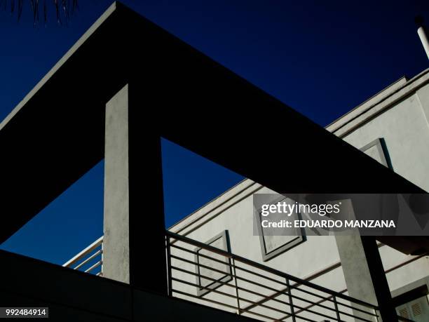 architecture in valencia - manzana stockfoto's en -beelden