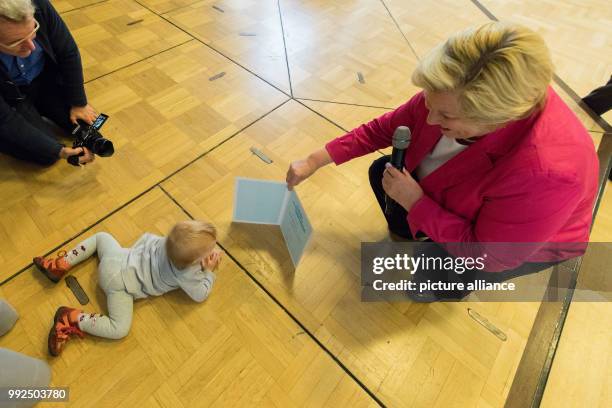 Niedersachsens Sozialministerin Cornelia Rundt spricht am in Oldenburg im Kulturzentrum PFL während der Übernahme ihrer Ehrenpatenschaft von...