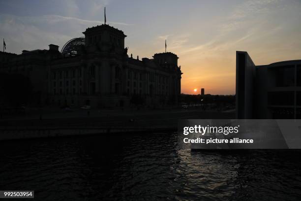 The sun sets over the German parliament as coalition talks to form the next government begin in Berlin, Germany, 18 Octobr 2017. Photo: Michael...