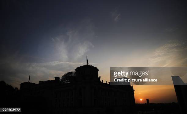 The sun sets over the German parliament as coalition talks to form the next government begin in Berlin, Germany, 18 Octobr 2017. Photo: Michael...