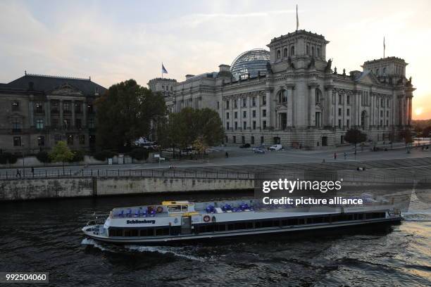 Boat makes its way past the German parliament as coalition talks to form the next government begin in Berlin, Germany, 18 Octobr 2017. Photo: Michael...