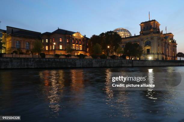 The sun sets over the German parliament as coalition talks to form the next government begin in Berlin, Germany, 18 Octobr 2017. Photo: Kay...