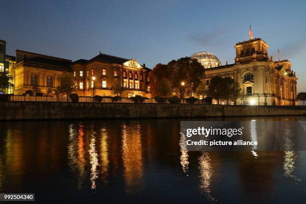 The sun sets over the German parliament as coalition talks to form the next government begin in Berlin, Germany, 18 Octobr 2017. Photo: Kay...