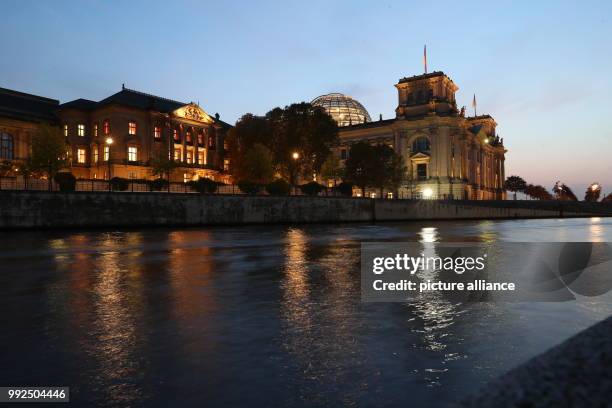 The sun sets over the German parliament as coalition talks to form the next government begin in Berlin, Germany, 18 Octobr 2017. Photo: Kay...