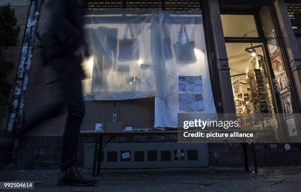 Window Shop Photo 690 Large Window Shop Stock Photos, High-Res Pictures, and Images ...