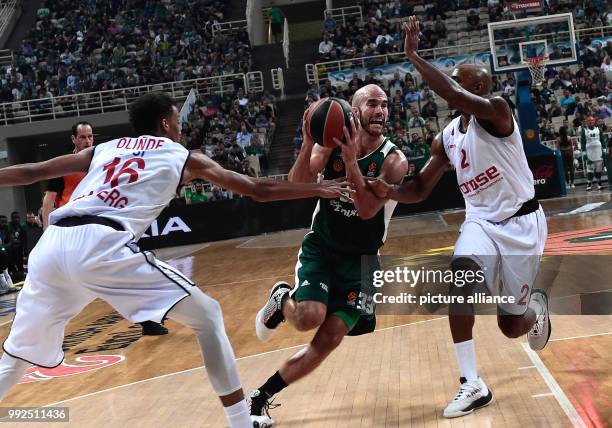 Athens' Nick Calathes in action against Bamberg's Ricky Hickman and Louis Olinde during the Euroleague basketball match between Panathinaikos Athens...