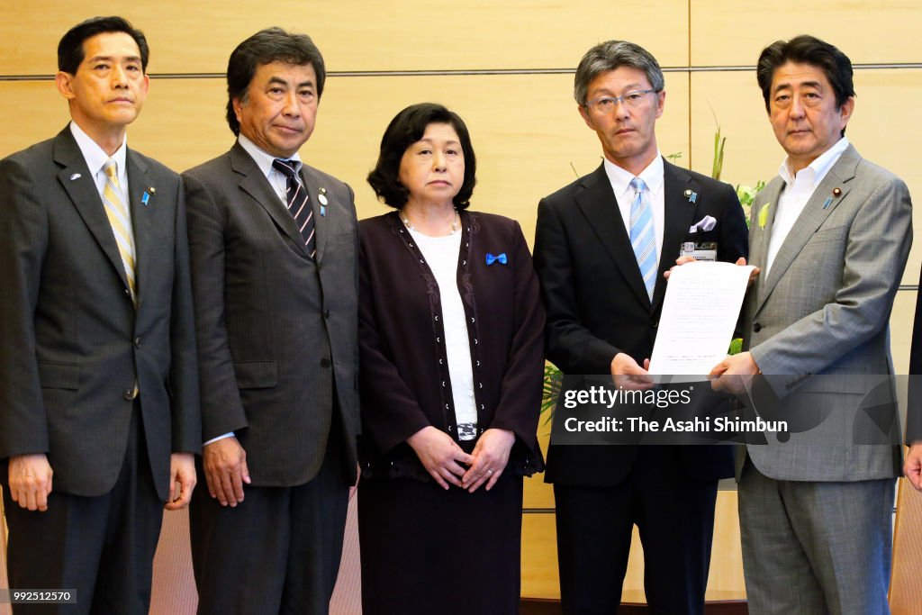 Former Abductee By North Korea Hitomi Soga Meets PM Abe