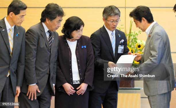 Former abductee by North Korea Hitomi Soga and mayors pose with Prime Minister Shinzo Abe during their meeting at the prime minister's official...