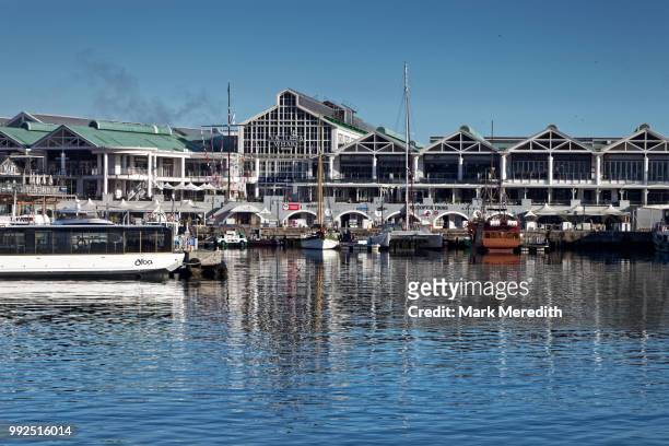 the harbour at the victoria & alfred (v&a) waterfront in cape town, early morning - cape town harbour stock pictures, royalty-free photos & images