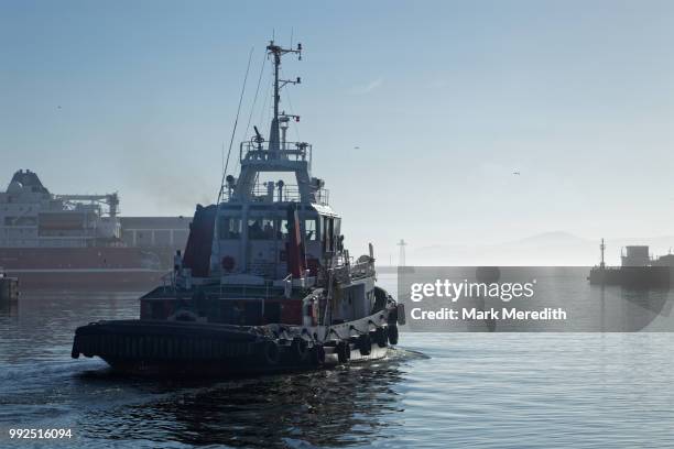 tugboat leaving harbour at v&a waterfront, early morning, cape town - cape town harbour stock pictures, royalty-free photos & images