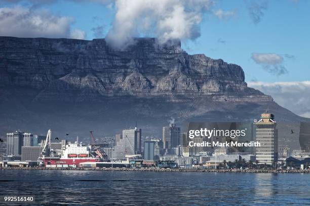 table mountain and cbd - cape town cbd stock pictures, royalty-free photos & images