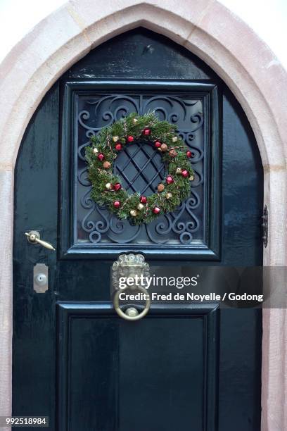 front view of a traditional christmas wreath made of pine tree branches, shiny red christmas balls. basel. switzerland. - red pine stockfoto's en -beelden